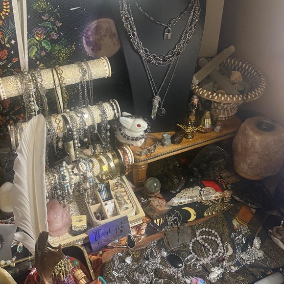 Meet your Posher, Vee ; Maker of Veil 💎 - Picture 5 of 13